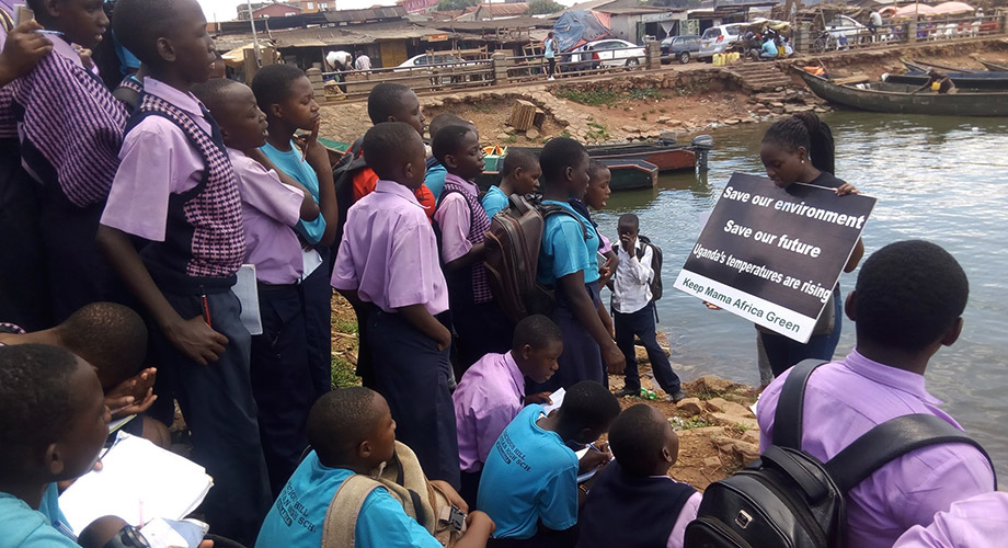 Hilda Nakabuye raising the awareness of schoolchildren on climate action on the shore of Lake Victoria, Kampala, Uganda, May 2019. © Hilda Nakabuye